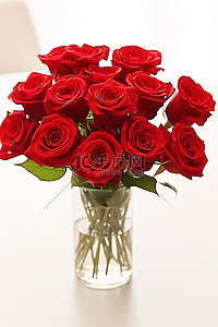 白色桌布上花瓶里的红玫瑰
