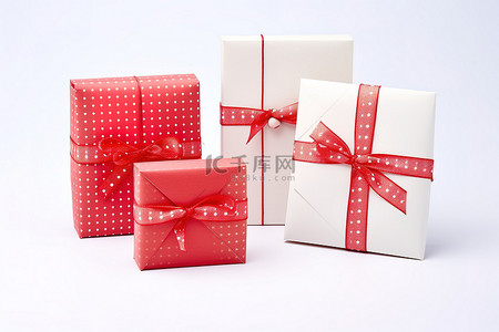 白色背景上的红色和白色包裹的礼物和信封