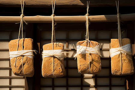 塞满礼物的袜子背景图片_木门上挂着两排塞满面包的面粉
