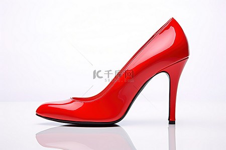 折扣白色背景图片_白色表面上的一只红色高跟鞋