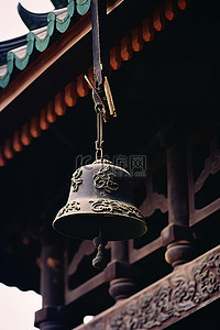 雕塑睡觉背景图片_一座亚洲寺庙的屋顶上挂着钟