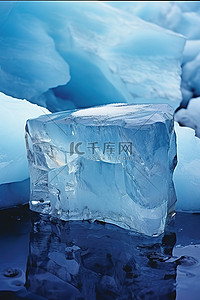 一块蓝蓝白色的颜色覆盖着一块巨石大小的冰块