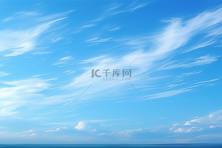 蓝色清爽背景图片_显示蓝天波浪和云彩的图像
