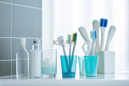 浴室里有很多牙刷和清洁用品