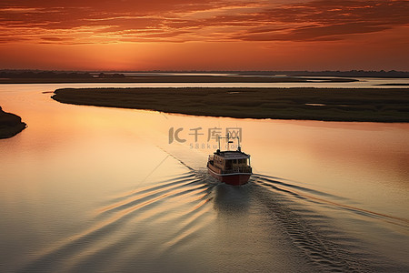 华标天安门背景图片_夕阳下，一艘船在天空中航行