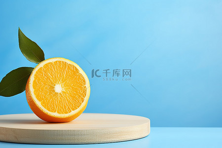 蓝色背景中木板上的新鲜柠檬