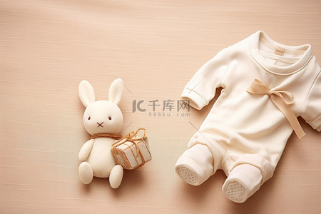 婴儿枕头背景图片_米色背景中的白色婴儿和玩具