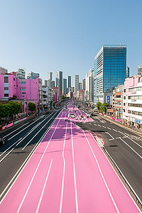 城市里一条粉红色的路是个奇怪的地方