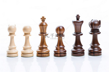 国际象棋王棋子背景图片_一个国际象棋王站在其他棋子旁边