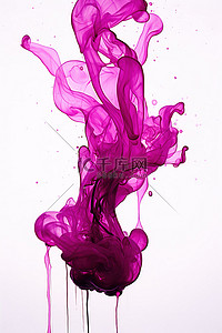 一个女人将紫色墨水倒入空气中