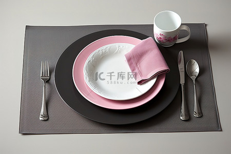 黑色餐垫搭配白色盘子
