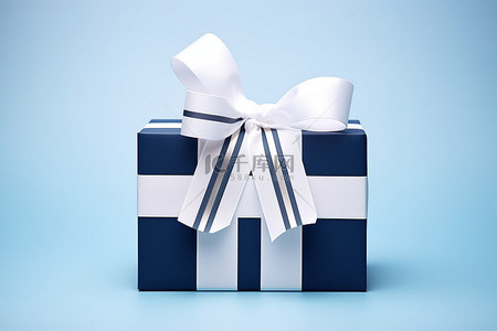 生日快乐礼物盒背景图片_蓝色条纹背景和白色蝴蝶结的生日快乐礼物
