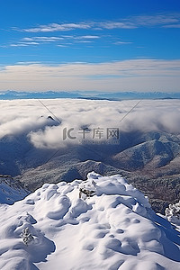 从希莫克山的雪顶看到的云彩