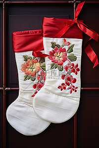 白色背景上带有花卉图案和红丝带的刺绣丝袜
