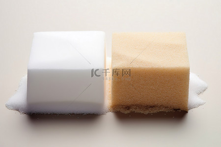 棕色白色背景图片_两片白糖放在一个小白色方块上