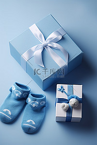 婴儿帽子手套和蓝色礼品盒