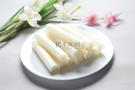 白色花背景图片_纯白茉莉花香的中国传统餐具
