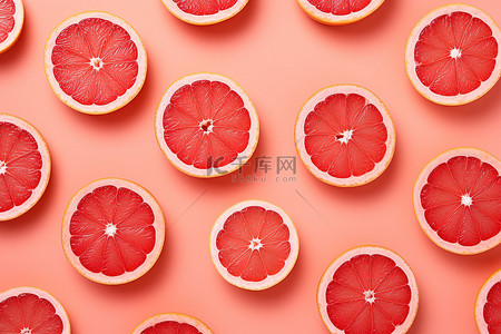 红色的珊瑚背景图片_许多柚子片被切成红色背景上的部分