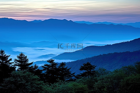 日落时的蓝岭山脉森林在大烟山