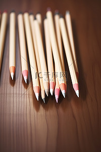 一组铅笔排列在木质表面的桌子中间