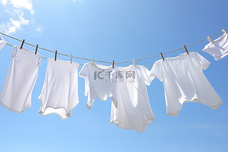 衣衣服背景图片_晴朗的天空下，白色挂在晾衣绳上