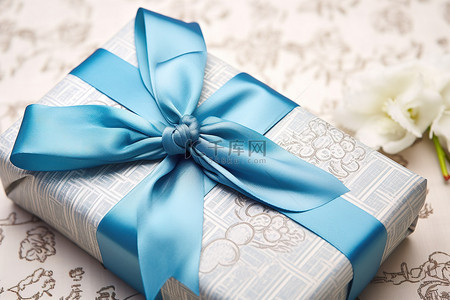 一件蓝色天鹅绒礼物，在汉字文字旁边系上绸缎蝴蝶结