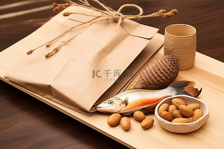 木盘旁边有一个纸袋，里面有一条鱼和一些坚果