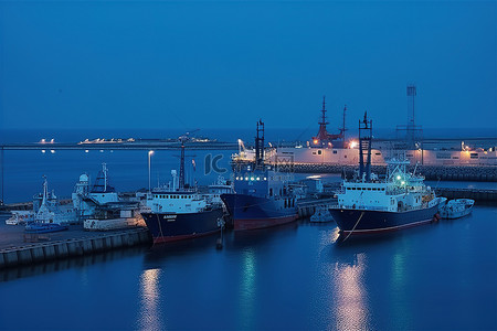 客运站背景图片_停靠在港口的灯火通明的船只