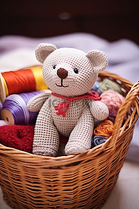 熊玩具背景图片_一个白色的篮子，里面装满了织针和小木熊玩具