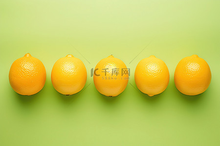柠檬绿色表面上有 5 个柠檬