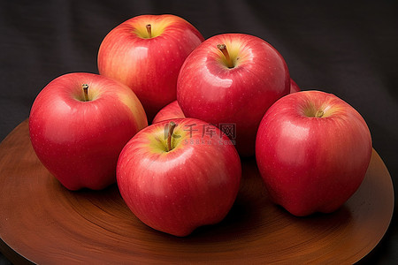 5 个红苹果放在黑暗的桌子上