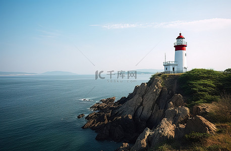 夏天海边的人背景图片_海边的一座灯塔