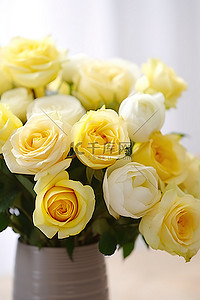 花瓶里的白玫瑰和黄玫瑰