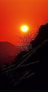 落山的太阳背景图片_太阳正在落山