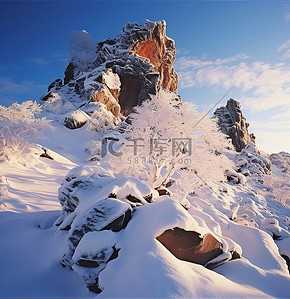 一块白雪覆盖的岩石，顶部有阳光，靠近蓝天