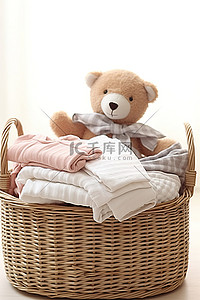 一个空篮子，里面有一只泰迪熊和一条围巾