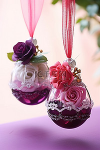 两个彩色塑料玫瑰花蕾花瓶，紫红色珍珠蕾丝和