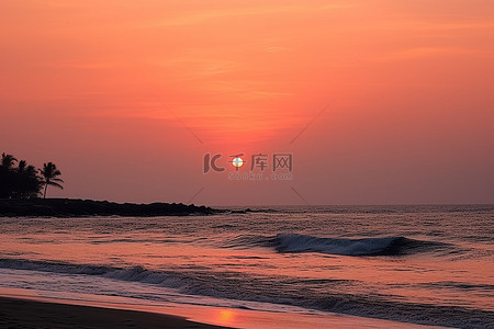 落日的天空背景图片_海上落日