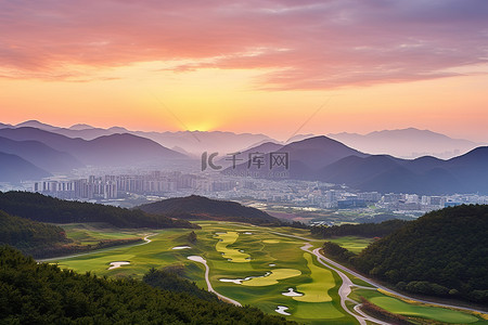 园林背景图片_位于山谷上方山坡上的高尔夫球场