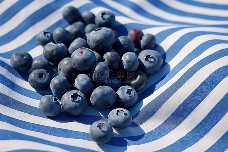 一些蓝莓在蓝白条纹织物上