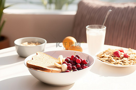 桌上一碗谷物水果和烤面包