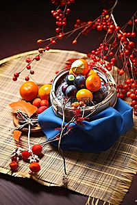 竹篮上装有花边香袋的篮子和秋季彩色水果