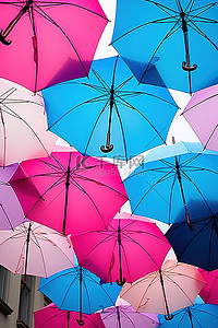 两人在街上走背景图片_街上一些五颜六色的雨伞