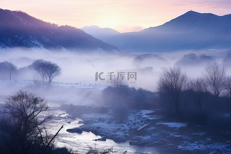 蓝色水雾背景图片_雾天日出时，一条热气腾腾的河流在流动