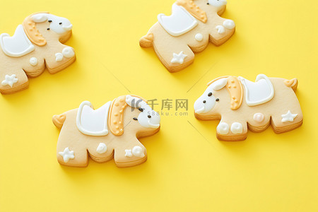 小象背景图片_黄色背景中可爱的小象糖果饼干