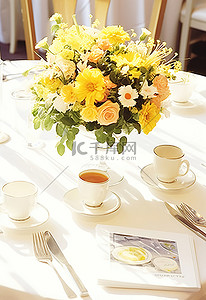 餐桌桌面背景图片_婚礼上配有餐具和餐具的桌子