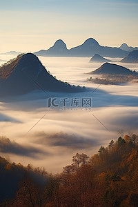 全麦吐司背景图片_高耸山峰的山坡上雾气缭绕