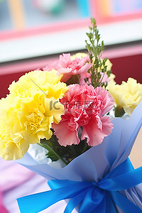 蓝色礼盒中的黄色康乃馨花