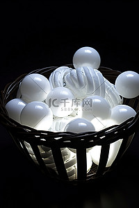 黑色灯泡背景图片_黑色背景上篮子里的白色 LED 灯泡