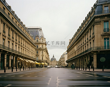 阴天巴黎的一条城市街道